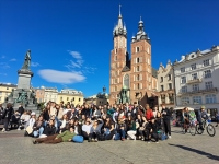 Wszyscy uczestnicy projektu przed Kościołem Mariackim w Krakowie