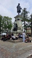 Uczniowie przy pomniku Rafaela