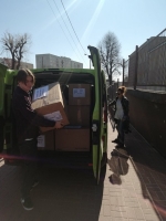 Uczniowie ZSE w trakcie dostarczania darów dla Ukrainy