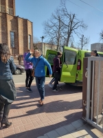 Dyrekcja ZSE w Częstochowie i Uczniowie ZSE w trakcie dostarczania darów dla Ukrainy