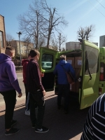 Dyrekcja ZSE w Częstochowie i Uczniowie ZSE w trakcie dostarczania darów dla Ukrainy