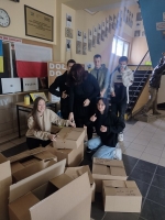 Uczniowie ZSE w trakcie dostarczania darów dla Ukrainy