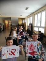 Uczniowie klas pierwszych w czasie warsztatów z okazji Światowego Dnia AIDS