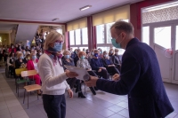 Dyrektor M. Trzmiel wręczający nagrody z okazji Dnia Edukacji pracownikom szkoły