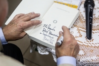 Jerzy Stuhr podpisujący książkę