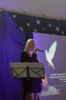 Emilia Hejduk z kl. IVD śpiewająca „Jaskółkę uwięzioną”