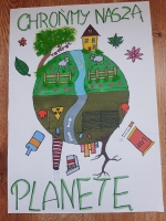 II miejsce- Anna Zerzowska 1 d  Plakat z napisem "Chrońmy naszą planetę. Centralnie ziemia. Półkula północna z domem, drzewami, pasącymi się owcami, a południowa- zanieczyszczona.