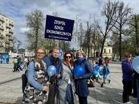 Dyrektor ZSE oraz nauczyciele podczas Niebieskiego Marszu