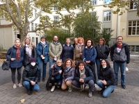 Grupa uczestników przed szkołą w Ludwigshafen, Niemcy