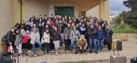 uczestnicy przed szkołą partnerską w Moratalli