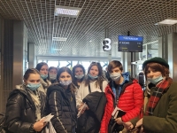 grupa uczestników z Polski na lotnisku