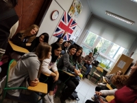 Grupa uczniów w sali lekcyjnej