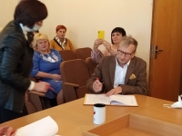 Dyrektor Maciej Trzmiel  podpisuje porozumienie o współpracy z berdyczowskim Liceum nr 15