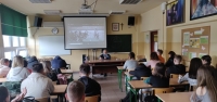Młodzież ZSE biorąca udział w spotkaniu z Wiesławem Paszkowskim