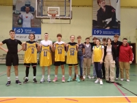 Uczniowie uczestniczący w Charytatywnym Turnieju Koszykówki