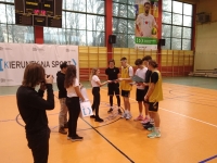 Uczniowie uczestniczący w Charytatywnym Turnieju Koszykówki