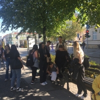 Uczniowie kl. 5D5 przy Ławeczce Haliny Poświatowskiej czytający wiersze częstochowskiej poetki