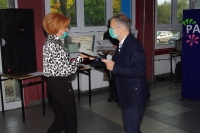 Dyrektor M. Trzmiel wręczający nagrody z okazji Dnia Edukacji