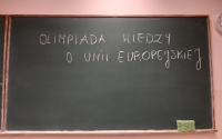 Tablica z napisem OLIMPIADA WIEDZY O UNII EUROPEJSKIEJ