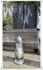 Miejsce pamięci osób zamordowanych w trakcie II Wojny Światowej na Cmentarzu „Kule” wraz z zapalonym zniczem