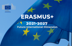 Flaga Unii Europejskiej, nazwa Erasmus+ oraz lata obowiązującej Akredytacji