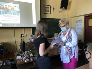 E. Markowska rozdaje nagrody laureatom konkursu