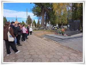 Uczniowie Ekonomika przy pomniku na cmentarzu- Kule